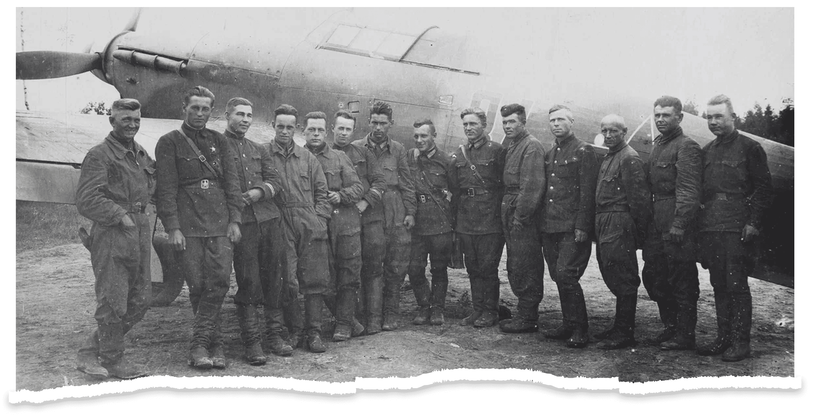 Технический состав 3 АЭ 3 ГвИАП ВВС КБФ в момент переучивания на самолёт 'Харрикейн', 1942 год.